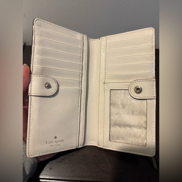 Kate Spade | Elegant Cream Wallet with Zipper Detail - Picture 2 of 4